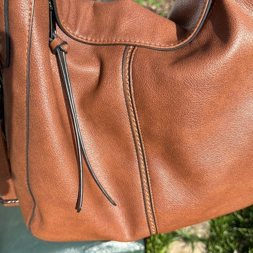 REALER~WOMENS~BROWN~SOFT FAUX LEATHER~SHOULDER BAG~LOTS OF POCKETS~PRE-OWNED~BR